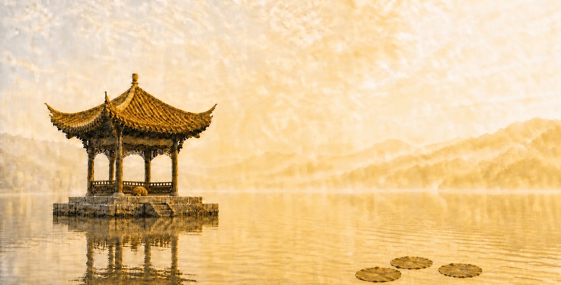 皇家金黄琉璃瓦亭台,连续木栏围合亭身,一只小黄狗在亭中蜷卧熟睡